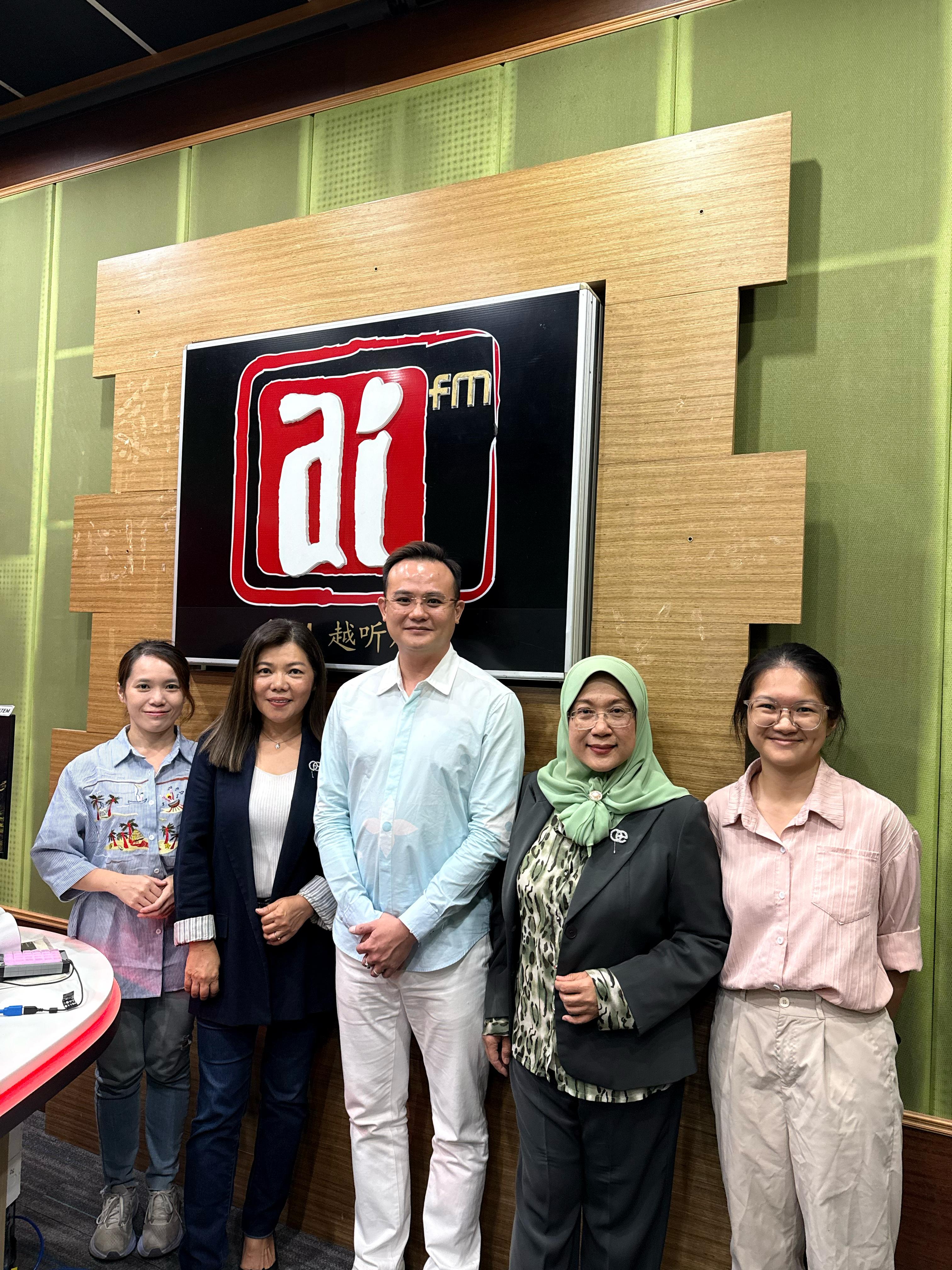 拿督陈顺峰博士在 AI FM 录音室受访照片