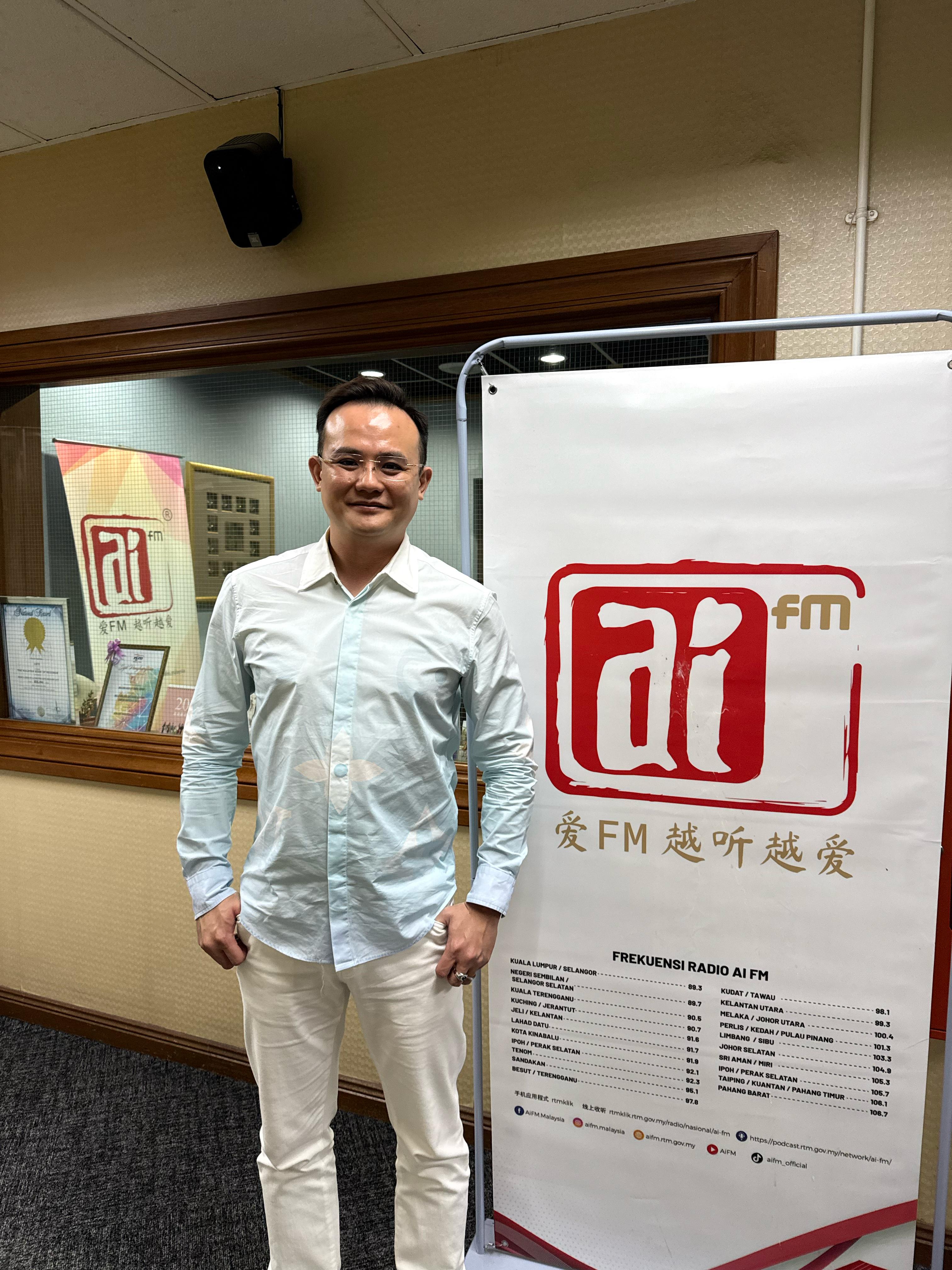拿督陈顺峰博士在 AI FM 录音室受访照片