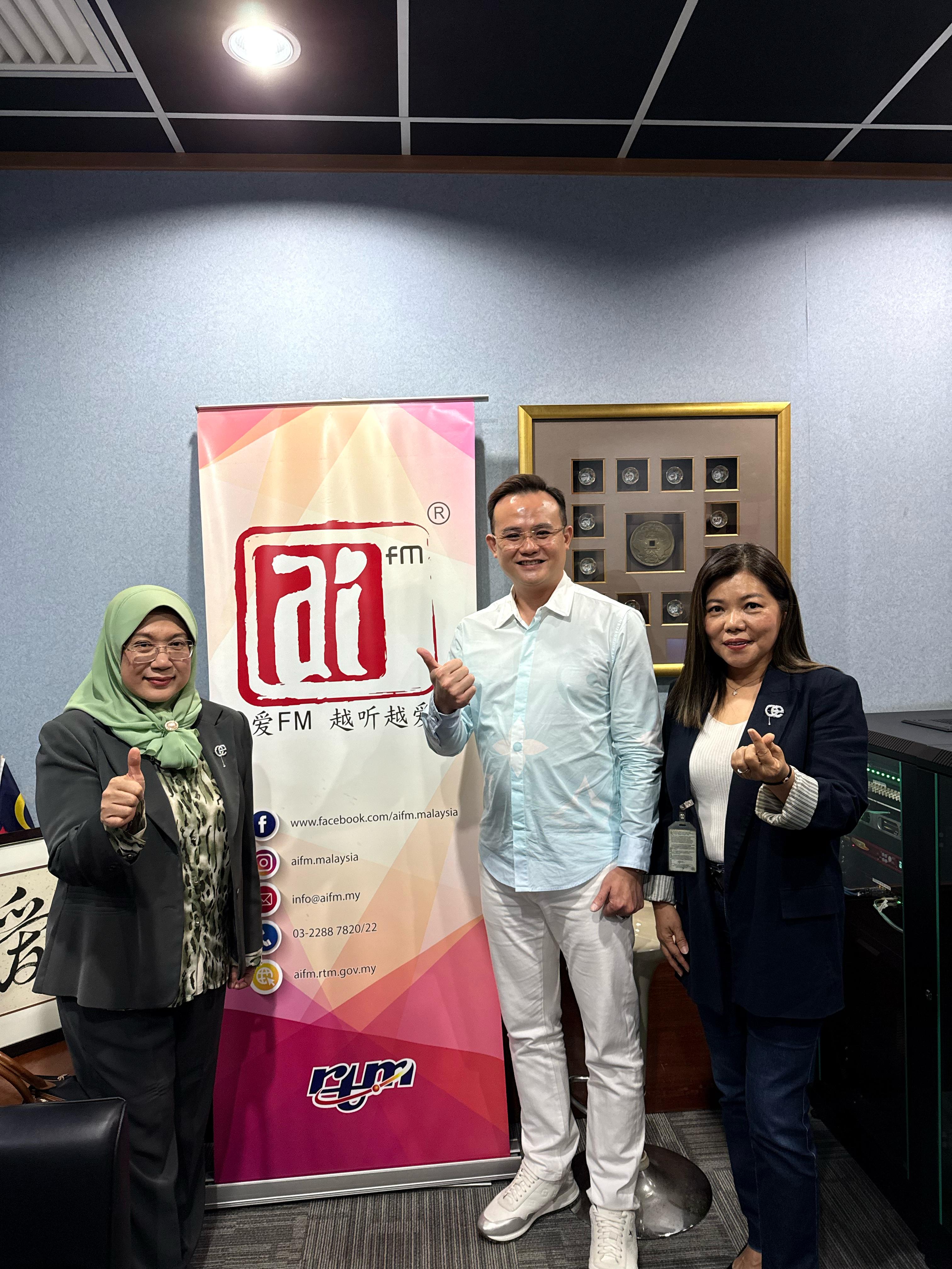 拿督陈顺峰博士在 AI FM 录音室受访照片